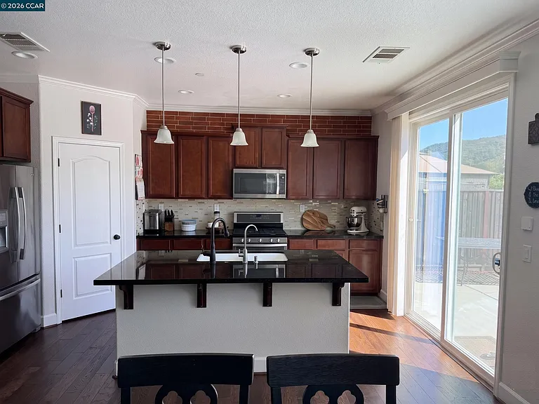 1826 Rosemary Dr — Photo 5