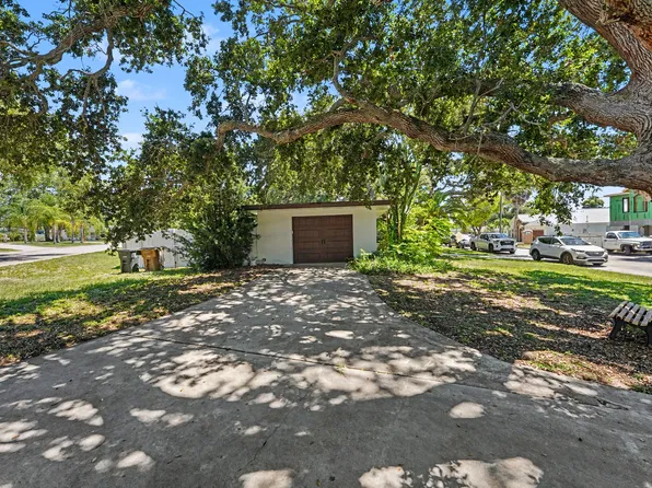 217 Garden Cir, Belleair, FL 33756