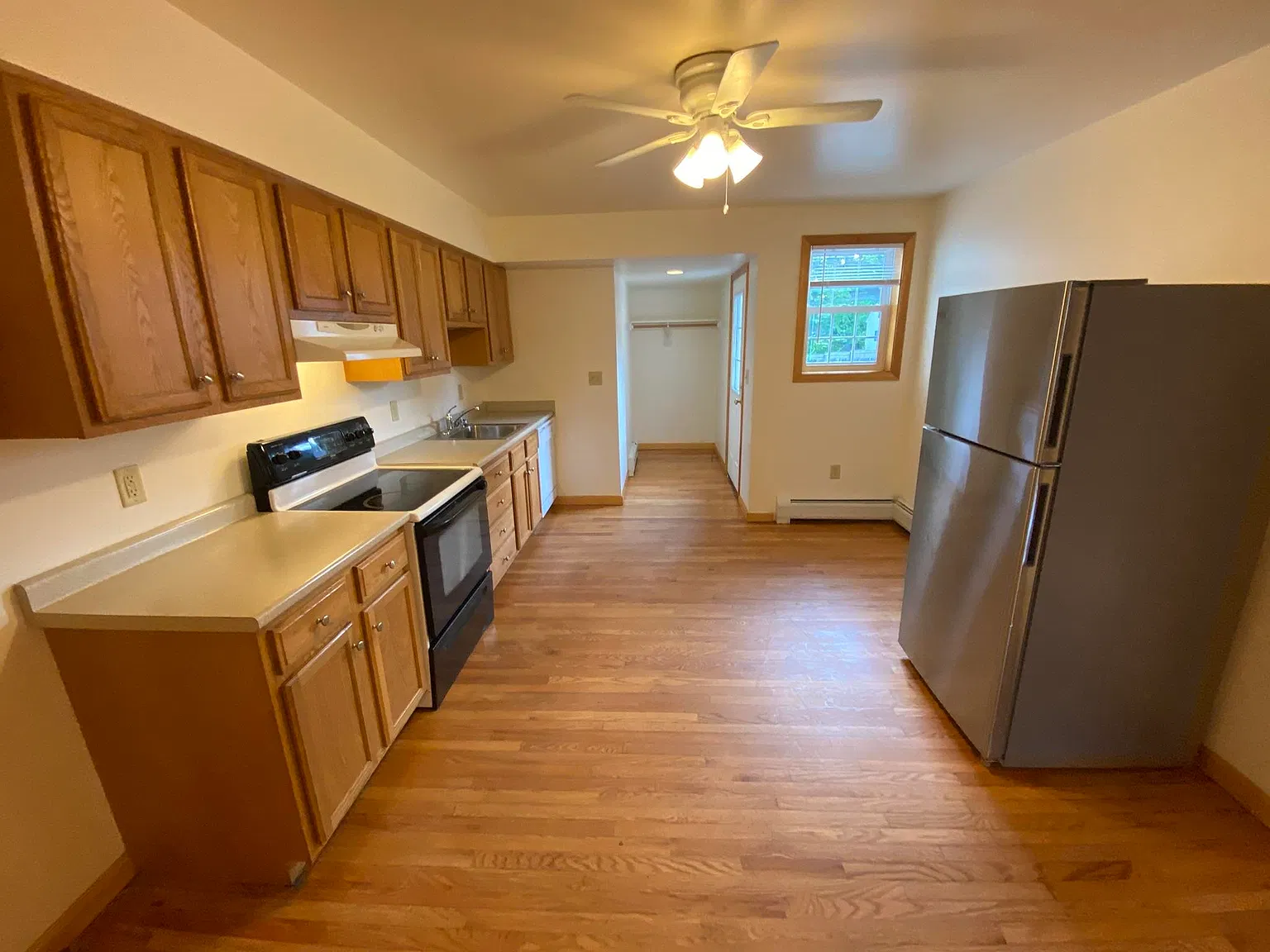 4 bed, 1.5 bath, 1500 sqft, $2,500 — Photo 3