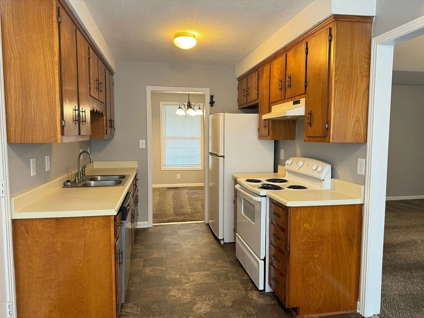 3 Bed/2 Bath home 1 car garage, Fenced in yard. 10 Min from Gate 1! — Photo 4