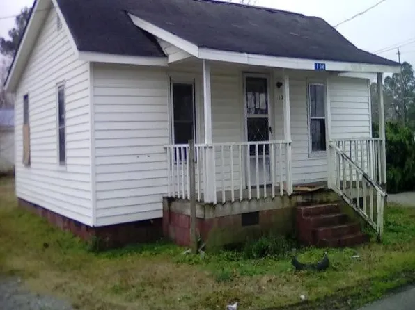 104 E Slocumb St, Mount Olive, NC 28365