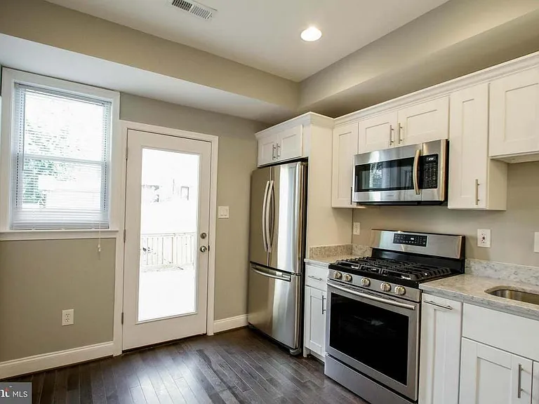 1850 L St NE — Photo 2