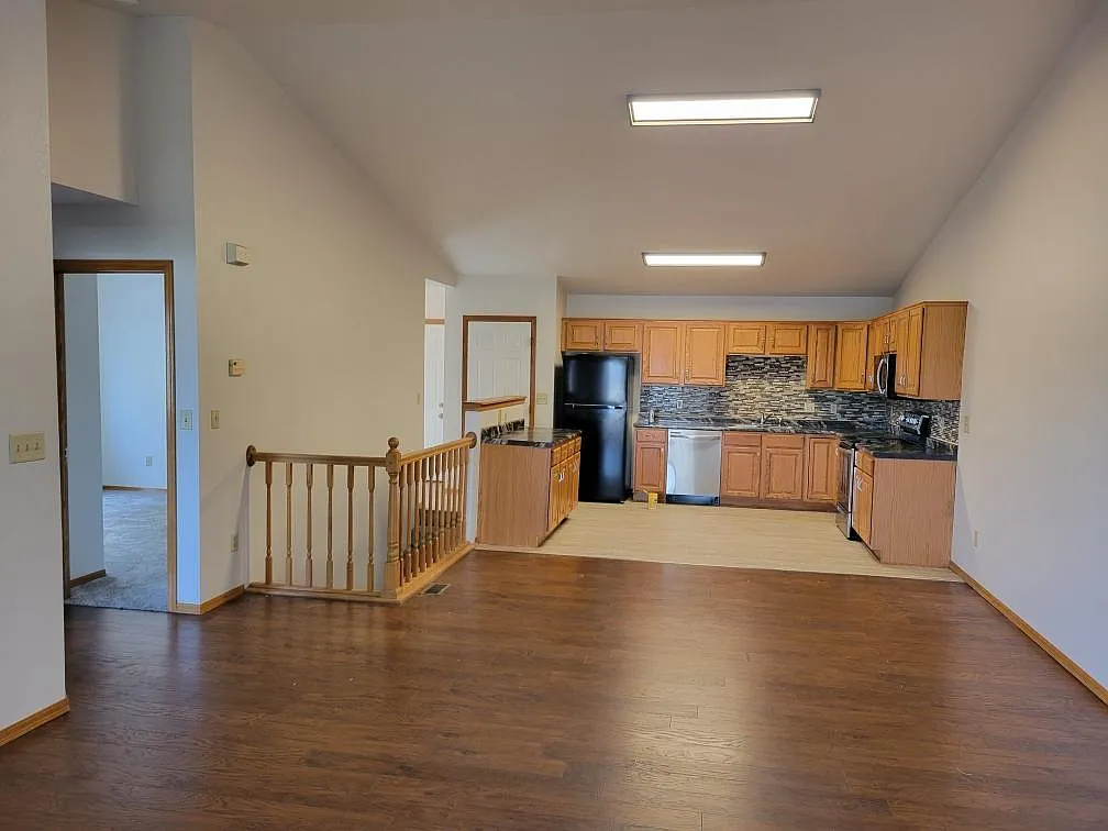 4 bed, 2012 sqft, $2,199 — Photo 3