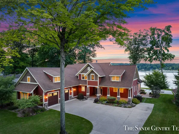 5915 Lakeshore Dr, Newaygo, MI 49337