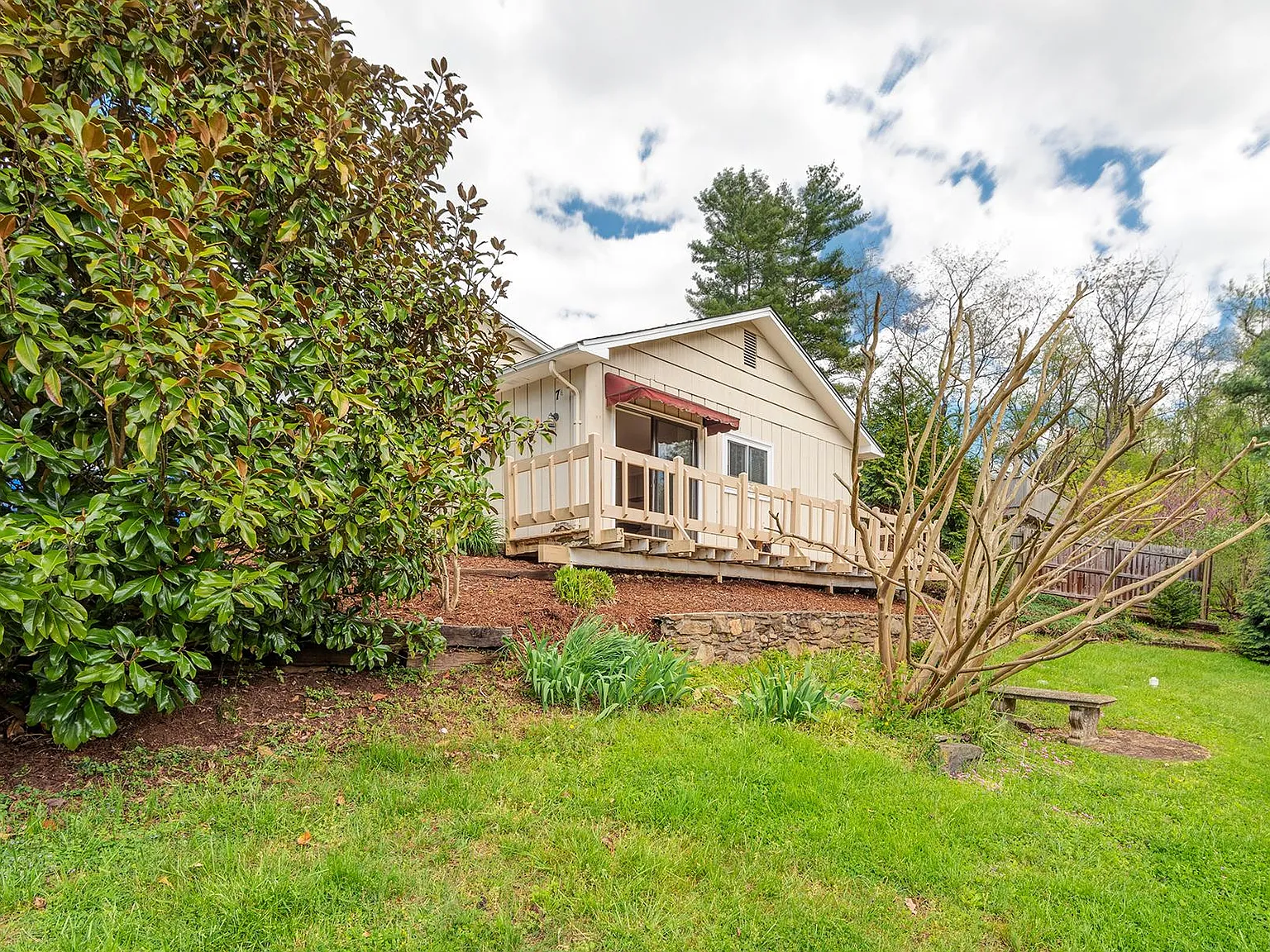 7 W Raleigh Rd — Photo 1