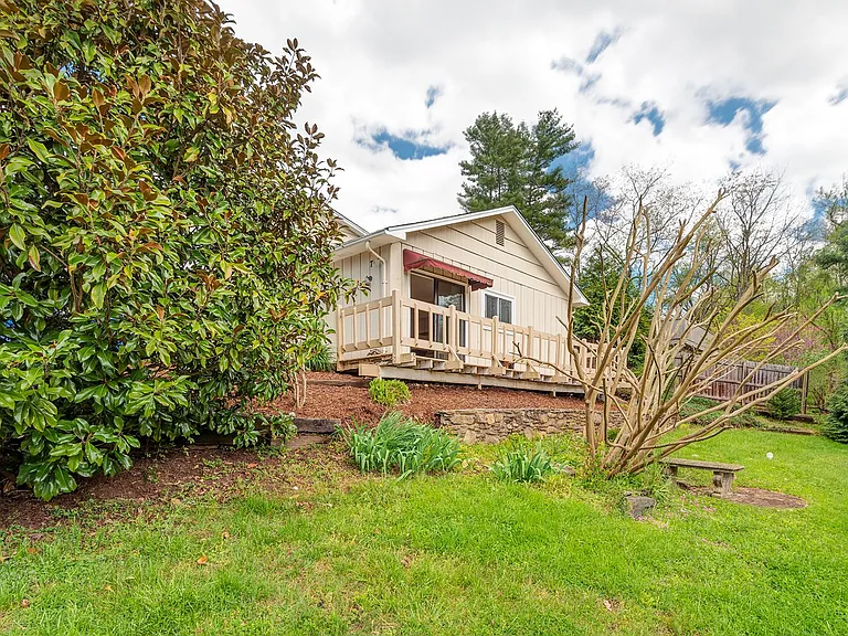 7 W Raleigh Rd #B — Photo 1