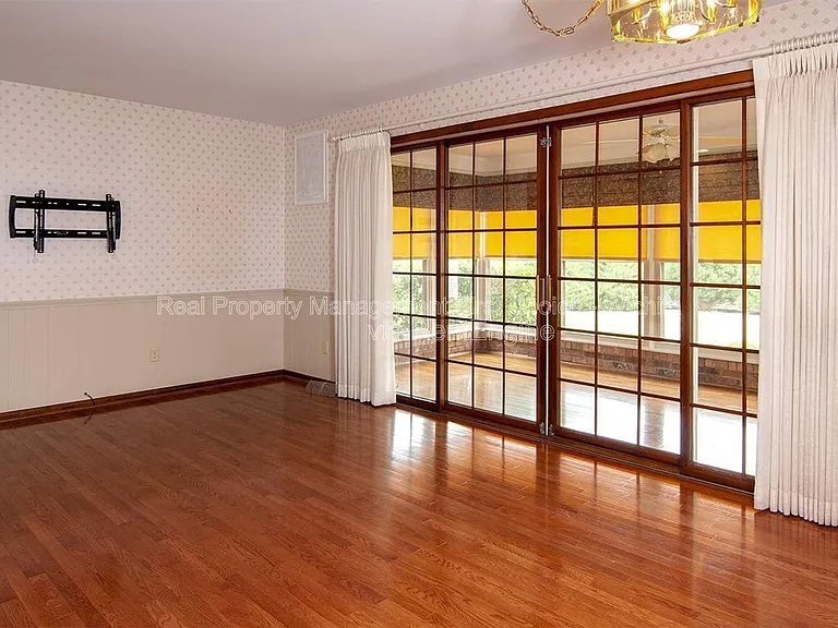 244 N Live Oak Ln — Photo 10