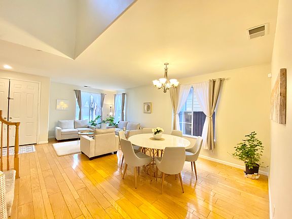 5th image of 811 Romani Ct