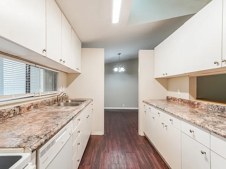 2603 Martha Ln — Photo 10