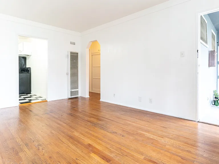 357 S Hoover St #4 — Photo 2