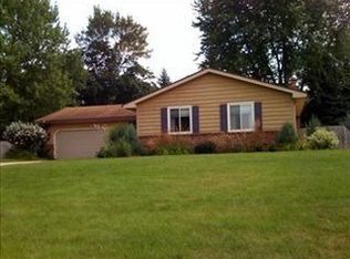 2046 Pinewood St, Jenison, MI 49428