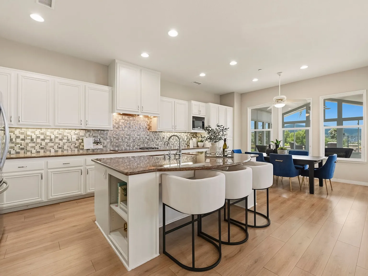 4 bed, 2687 sqft, $6,895 — Photo 3