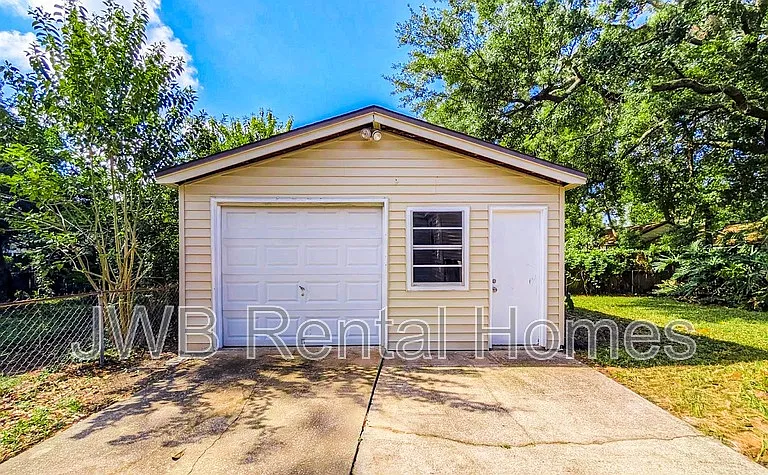 3312 Seville St W — Photo 7