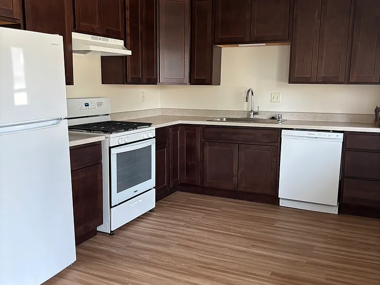 140 W Falls Rd — Photo 2