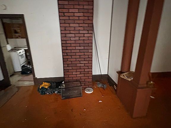 5th image of 910 Lemon St