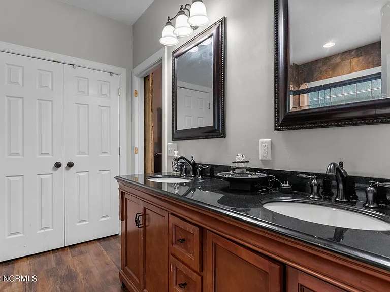 255 W Hedgelawn Way — Photo 16