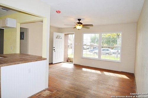 3rd image of 735 Edgebrook Ln