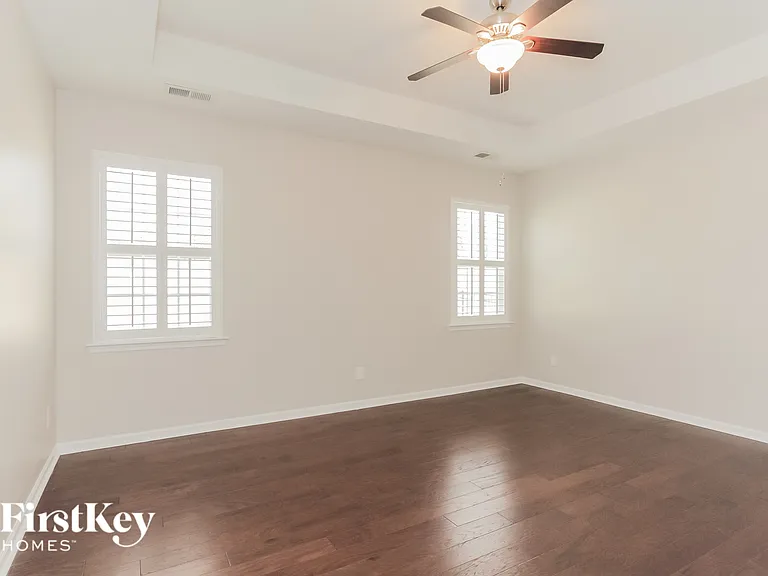 1057 McLaren Dr — Photo 9