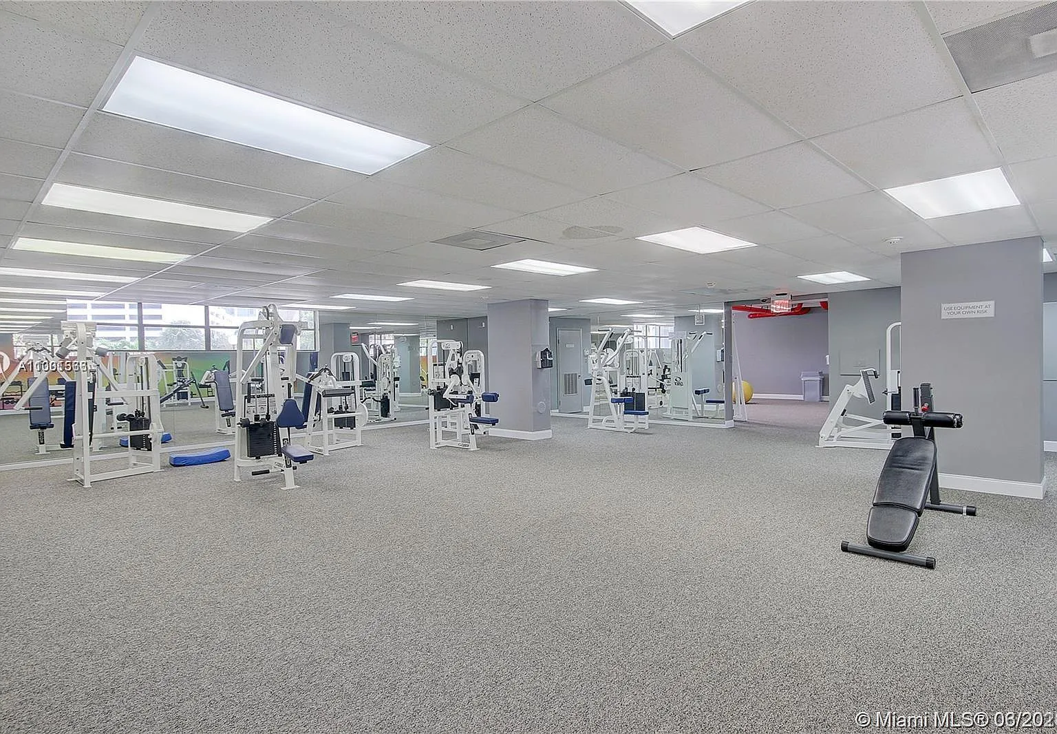 200 Leslie Dr — Photo 4