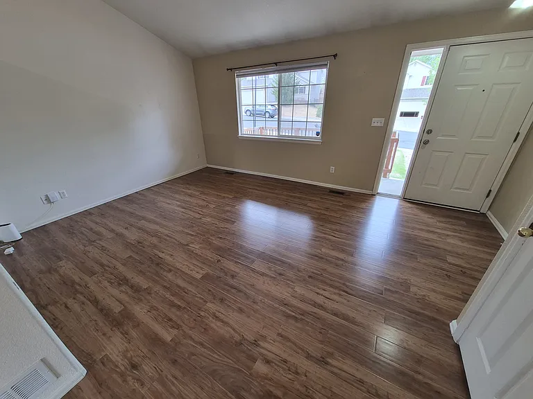 427 Hudson Ct — Photo 4