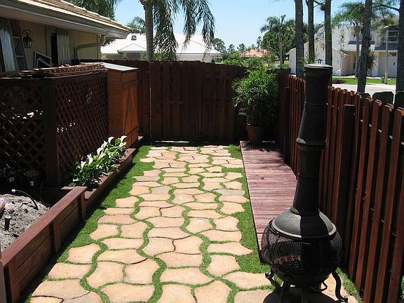 Oudoor Landscape
						:
						Easy to maintain side yard