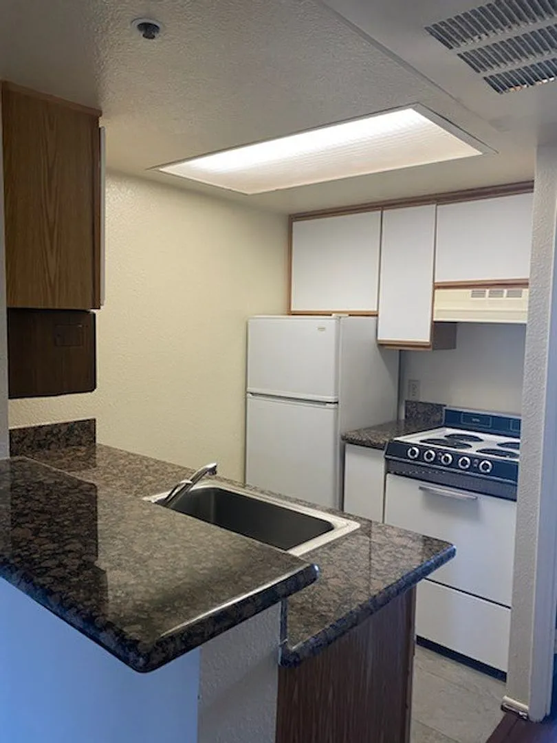 Russell Court Apartments — Photo 4