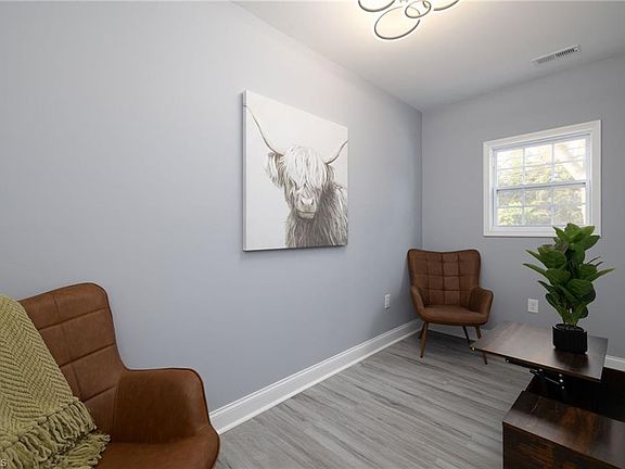 5th image of 1812 N Elm St