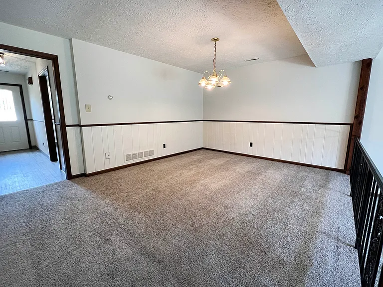 Crestbrook Apartments & Townhomes — Photo 43