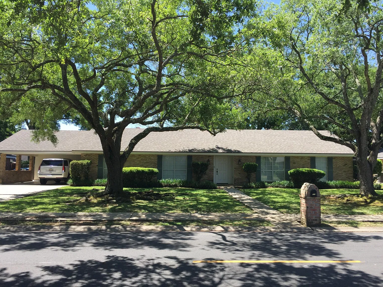 3 bed, 2400 sqft, $2,100 — Photo 1