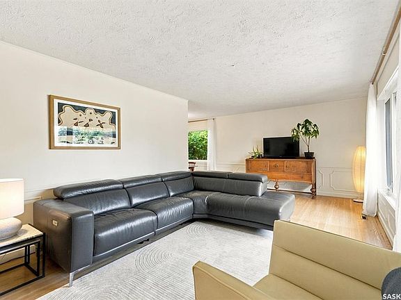 2nd image of 2202 Albert AVENUE