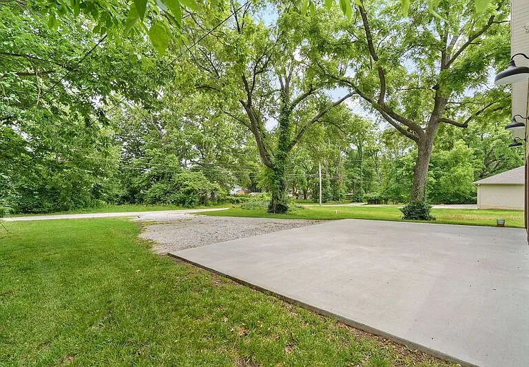 1120 N Clay Ave — Photo 19