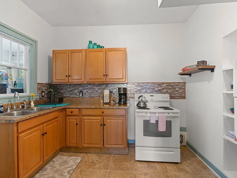 442 W 1st St — Photo 3