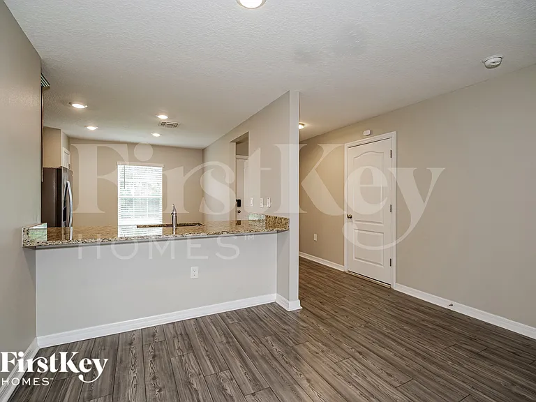 280 Edgevale Rd SE — Photo 4