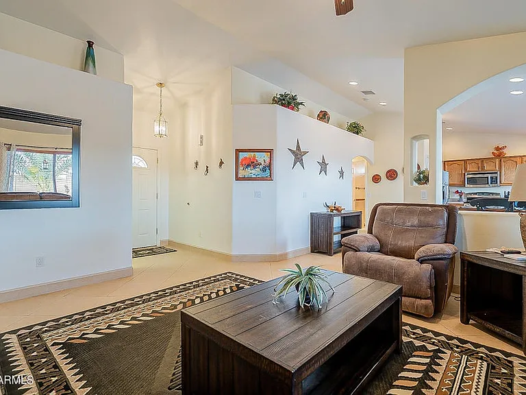 1105 N Cota Ln — Photo 9