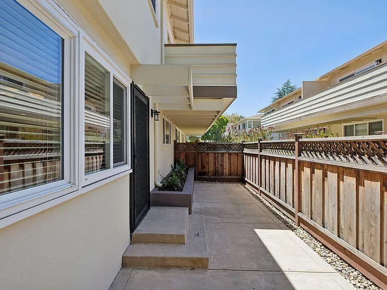 Luxury Apartment Available in gated Community downtown Palo Alto! — Photo 28