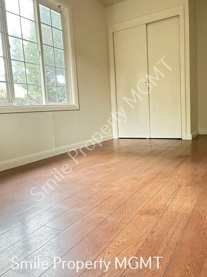 Spacious 3 Bed / 2 Bath Ranch Home with Bonus Room & Fully Fenced Yard — Photo 4