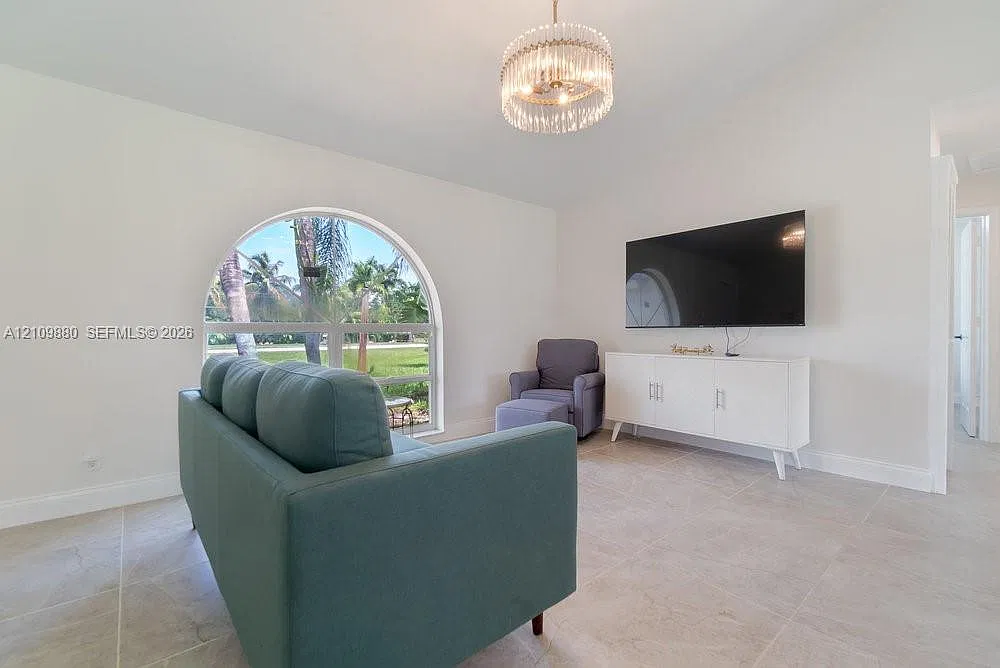 4 bed, 2.0 bath, 1498 sqft, $5,900 — Photo 3