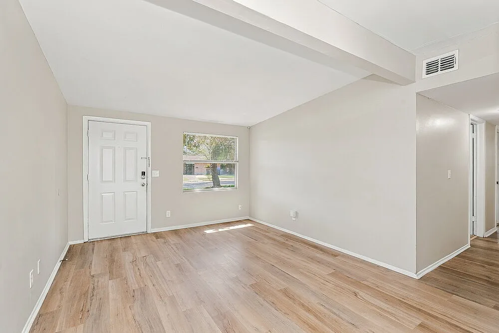 3 bed, 1.5 bath, 888 sqft, $1,270 — Photo 4
