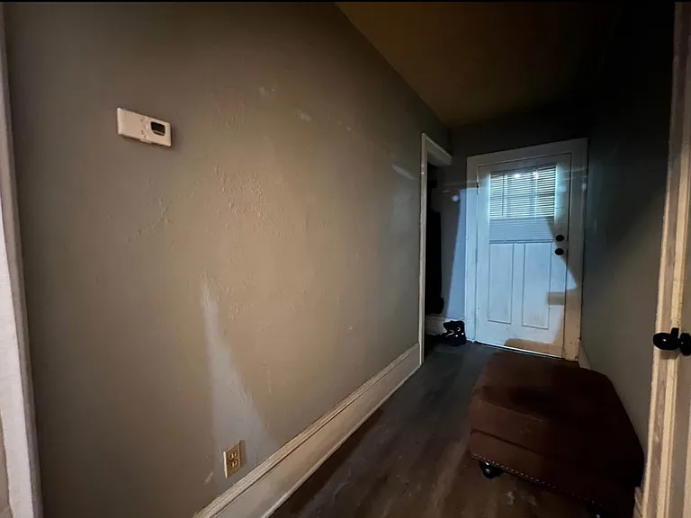 1090 Loeb St — Photo 9