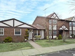 2 Raintree Ct, Deer Park, NY 11729