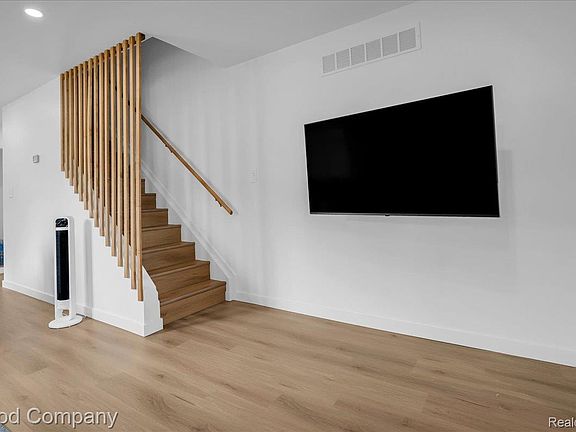 4th image of 27065 Dowland St