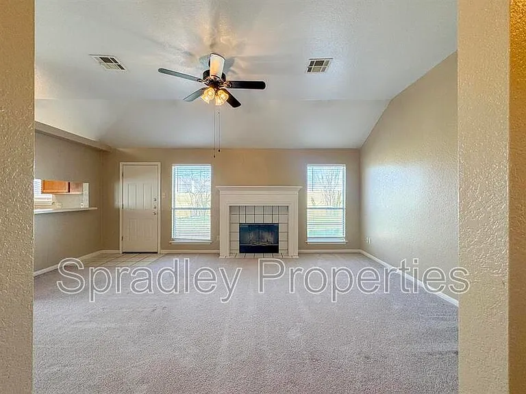 4612 Stone Pointe Dr — Photo 2