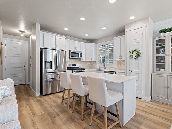 5th image of 1424 W Foxtail Way