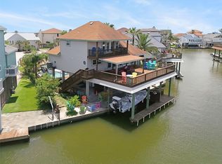 207 Easterly Dr, Tiki Island, TX 77554