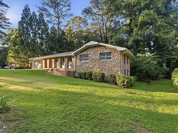 3rd image of 2042 Lake Lucerne Dr SW