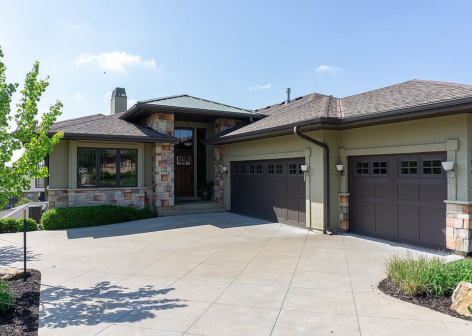 Great Curb Appeal w 3.5 Car
