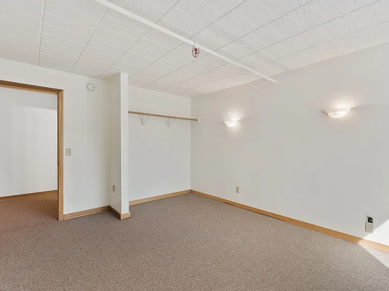 2125 W Kilbourn Ave — Photo 15