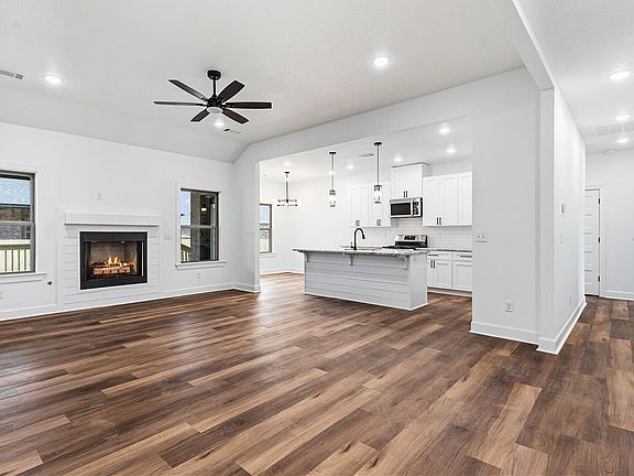 3rd image of 1037 Cook St