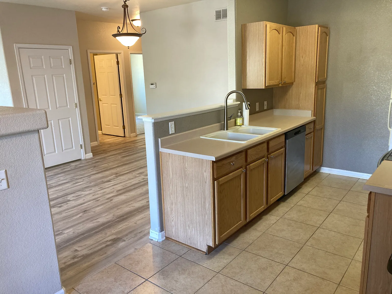 3 bed, 1388 sqft, $2,300 — Photo 4