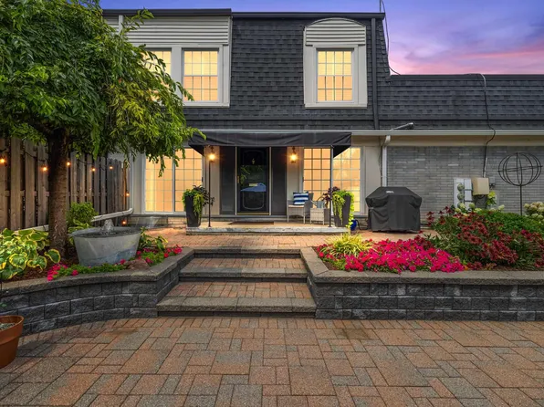 1961 Shorepointe Ln, Grosse Pointe Woods, MI 48236